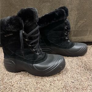 Columbia Women's Black and Gray Winter Boots